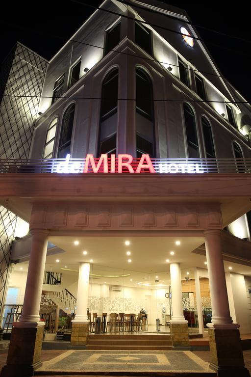Demira Hotel Surabaya Exterior foto